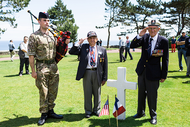 us and british veterans at colleville cemetery