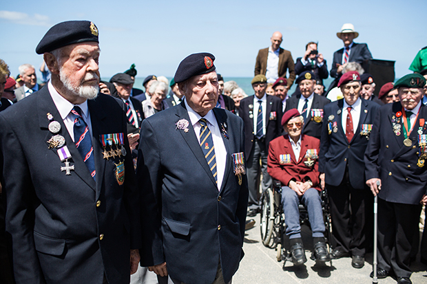 veterans lay wreath in arromanches